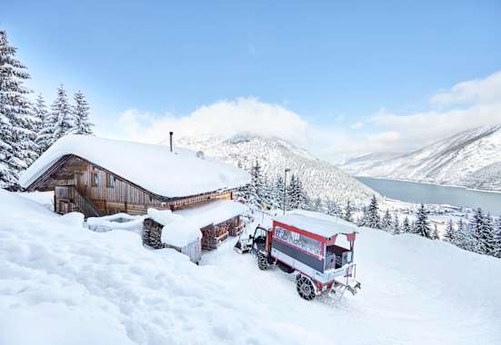 Die Rodlhütte bei Pertisau am Achensee im Winter