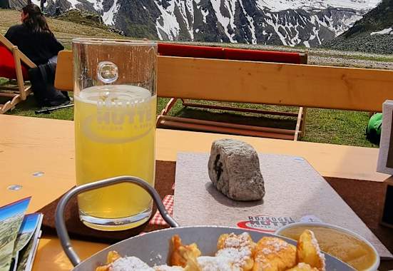 Kaiserschmarren auf der Rotkogelhütte mit toller Aussicht auf die Ötztaler Alpen.