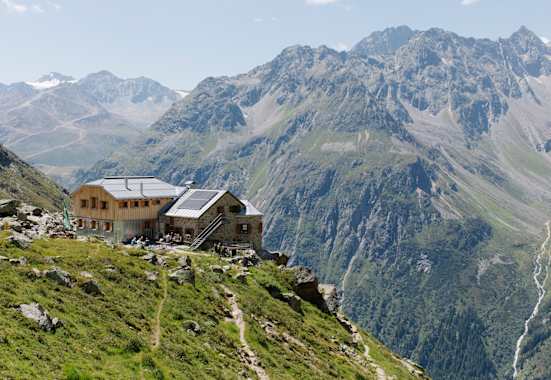 Die Rüsselsheimer Hütte liegt in den Öztaler Alpen im Pitztaler Geigenkamm.