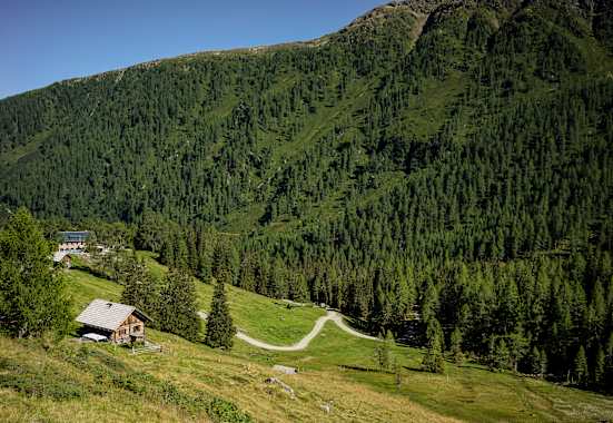 Das Fraganter Schuzthaus am Fuße des Bretterichs