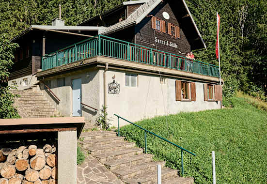 Die Sonnrißhütte liegt auf der Viehtaleralm unter dem Sonnriß in den Ennstaler Voralpen. 