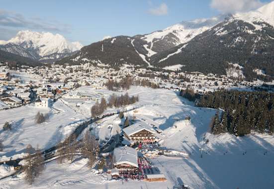 Die Sportalm im Winter - im Hintergrund Seefeld in Tirol