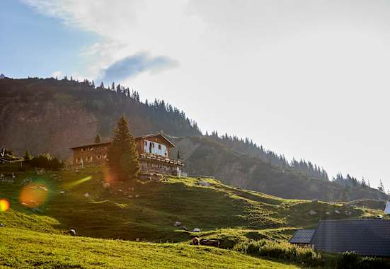 Die Heinrich-Hueter-Hütte im Almgelände des Montafon