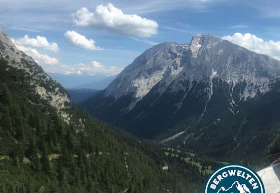 Ausblick vom Steinernen Hütt'l in Richtung Gaistal.