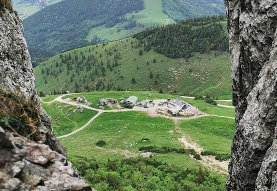 Die Steinling Alm von den Felsen der Kampenwand aus gesehen.