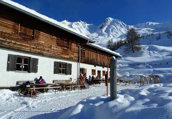 Die Stöcklalm ist im Winter eine beliebte Rodelhütte.