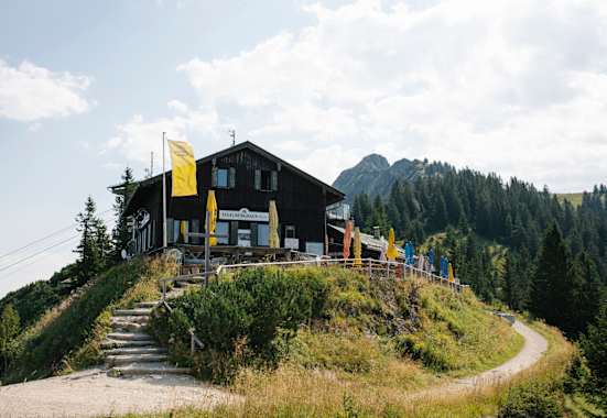 Die Berggaststätte Tegelberghaus liegt am Schwangauer Tegelberg bei Füssen in den Ammergauer Alpen.