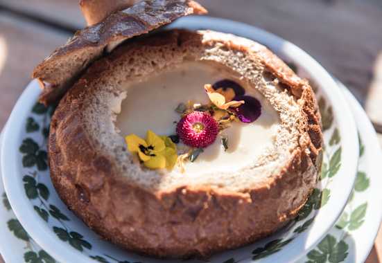 Graukässuppe auf der Crëp de Munt Hütte