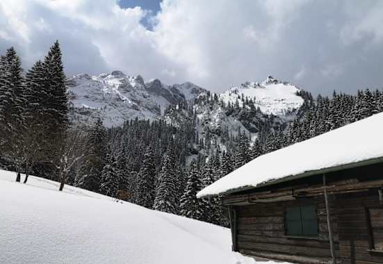 Die Kenzenhütte liegt im Naturschutzgebiet Kenzen in den bayerischen Ammergauer Alpen.