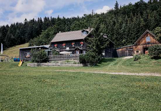 Das Unterberg-Schutzhaus steht am Fuße des Unterbergs in den Gutensteiner Alpen in Niederösterreich. 