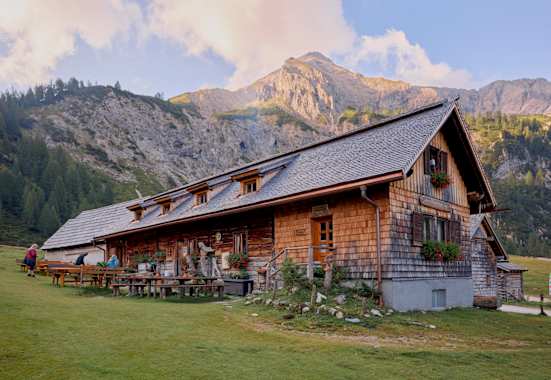 Die Ursprungalm liegt am Fuße der Steirischen Kalkspitze. 