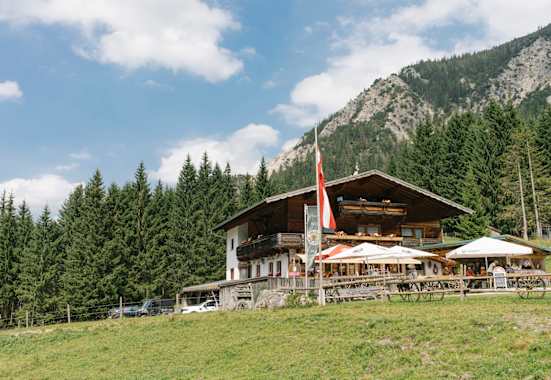 Die familienfreundliche Vilser Alm (1.226 m) in den Tannheimer Bergen