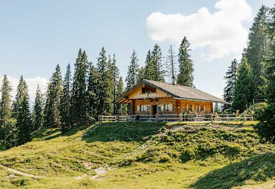 Die Wallgauer Alm liegt im Estergebirge am Fuße des Krottenkopfs in Bayern.