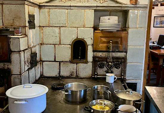 In der Wanderrast Hochschlag wird auf diesem alten Holzofen gekocht.