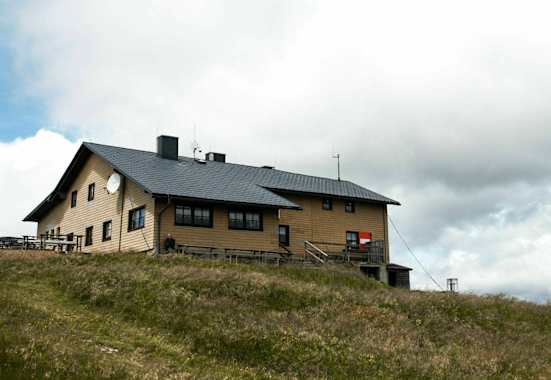 Das familienfreundliche Wetterkoglerhaus ist ein beliebter Treffpunkt für Wanderer, Mountainbiker und Skitourengeher. 