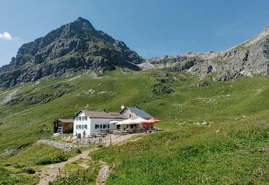 Die Widdersteinhütte befindet sich südseitig des imposanten Widdersteins (2.533 m) in den Allgäuer Alpen .