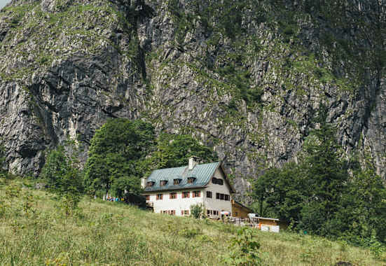 Das Wimbachschloss liegt im Nationalpark Berchtesgaden, zwischen dem Hochkalter und dem Watzmann.