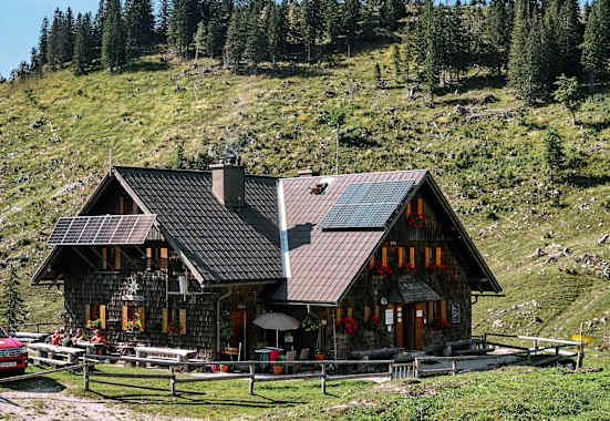 Eine Rast auf der Ybbstaler Hütte lohnt sich allein wegen der Mehlspeisen.