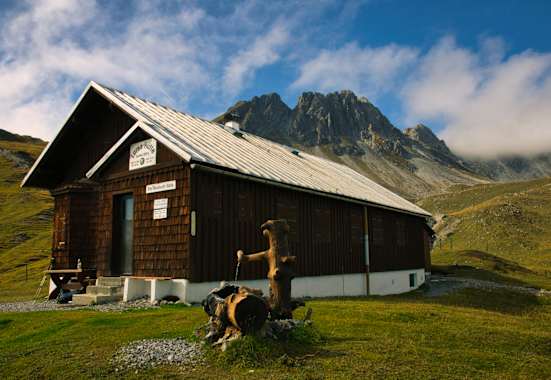 Die Loreahütte unter dem Loreakopf