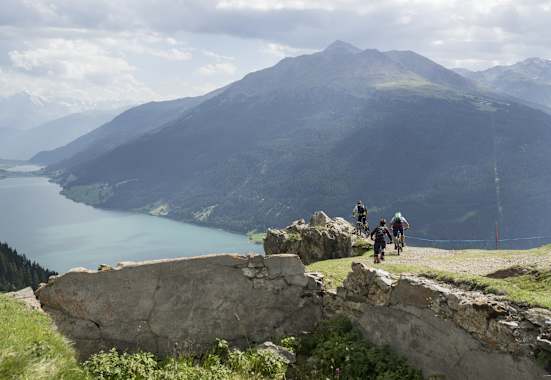 Tirol Werbung Great Trails Nauders, drei biker unterwegs in den bergen