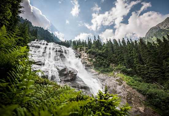 Der imposante Grawa Wasserfall als zentrales Element des WildeWasserWeges im Stubaital