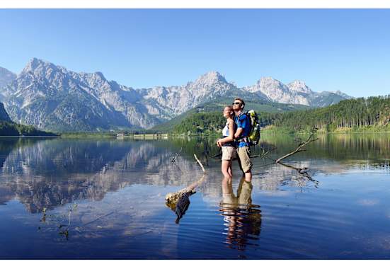 Der Almsee mit dem Toten Gebirge im Hintergrund