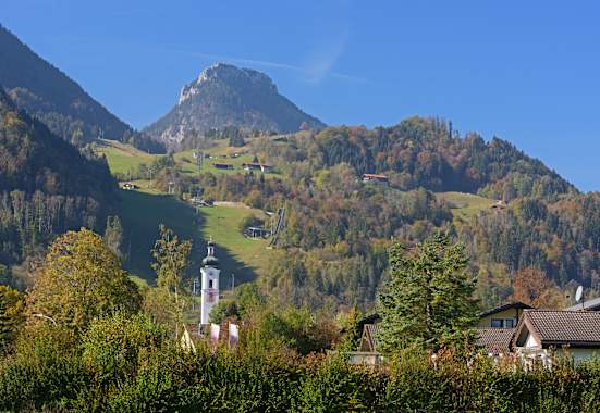 Blick auf Kirchturm, Hocheck und Brünnstein