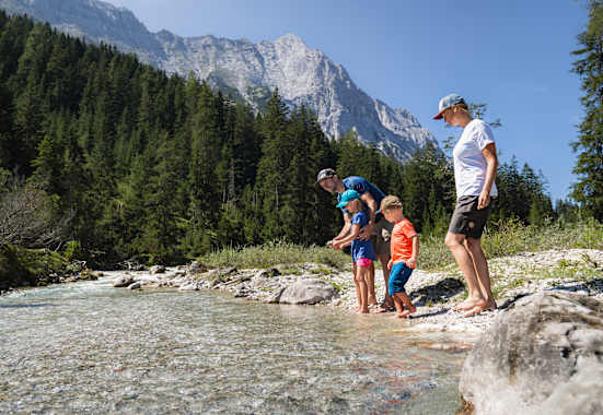 Familienwanderung im Gaistal: Familie an Leutascher Ache