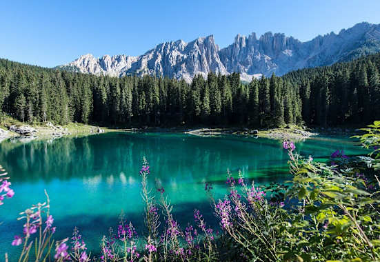 Der Karer See mit dem Latemar im Hintergrund