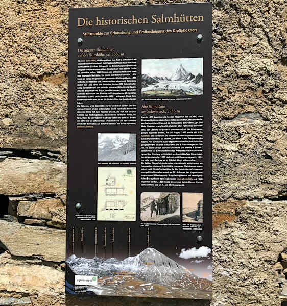 Die Tafel an der alte Salmhütte erläutert die wechselvolle Geschichte der Hütte und ihre verschiedenen Standorte.