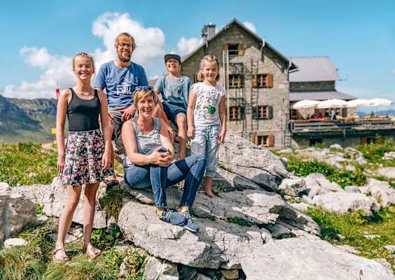 Die Hüttenwirt-Familie Erd (von links nach rechts): Lina, Vater Christoph, Hannes, Felizitas und Mutter Ulli