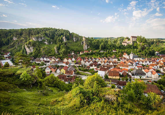 Panoramablick auf das Städtchen Pottenstein mit den Kletterwänden im Hintergrund