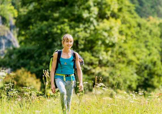 Auf Schleichwegen: Manche Kletterreviere liegen recht versteckt. Die Sportler müssen durch Wiesen und Wälder, um sie zu erreichen.