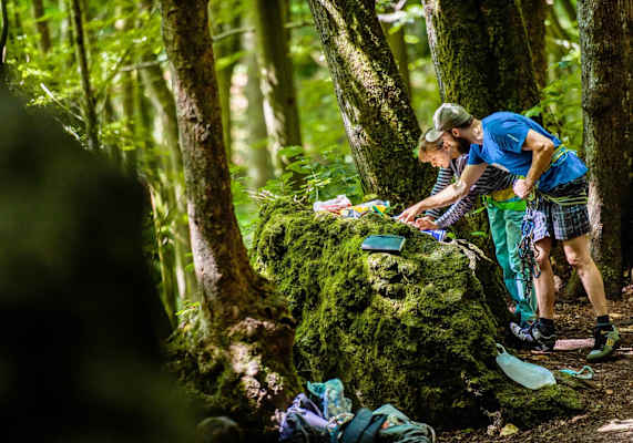 Angy und Benjamin Hartmann, ein Kletterer aus der Region, suchen die nächste Route aus. 