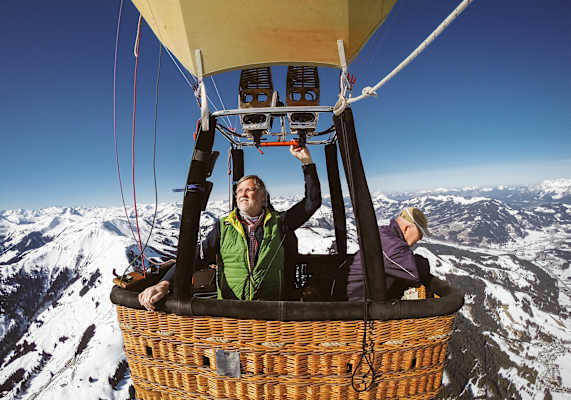 Die Piloten in luftiger Höhe, dahinter Bergpanorama.