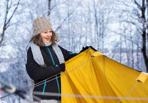 Ein Mädchen hilft bei den Vorbereitungen