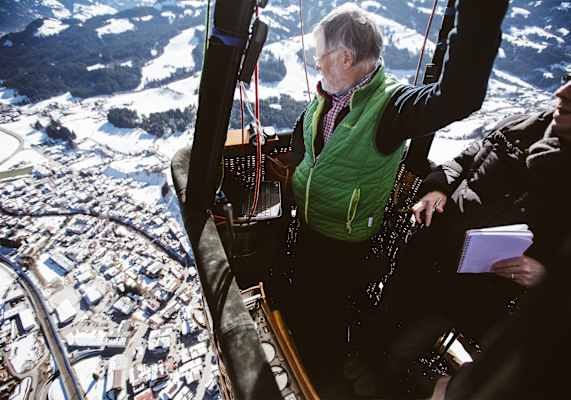 Wolfgang blickt hinunter ins Tal.