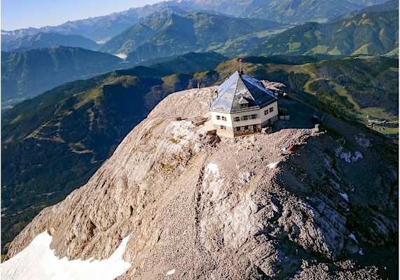 Die Gipflhütte direkt neben dem Gipfelkreuz.