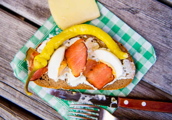 Eine Jause auf der Berghütte.