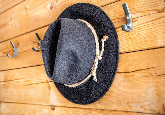 Almhut auf einem Hacken.