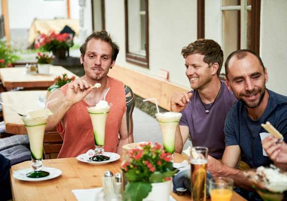 Gemeinsamer Ausklang der Boulderausflugs mit Eiskaffee