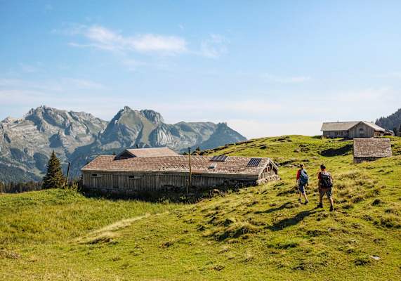 Zwei Wanderer in einer wunderschönen Filmkulisse.