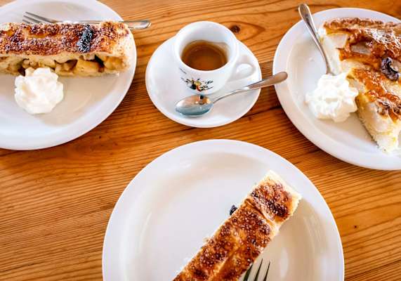 Hausgemachter Apfelstrudel und frischer Kaffee.
