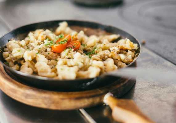 Steirische Kasnocken in der Pfanne serviert.