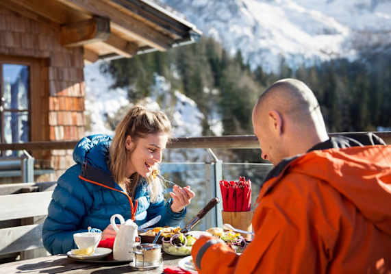 Die Sonnenterrasse lädt auch im Winter zum Essen ein