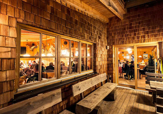 Blick durch die Fenster in die wohlig warme Stube