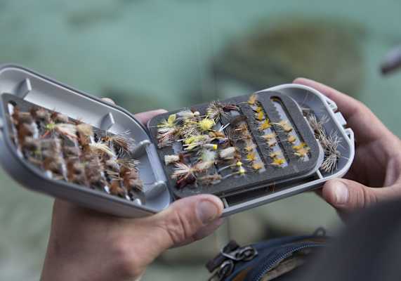 Ein Etui mit den Fliegenködern.