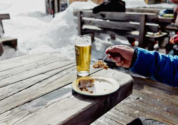 Ein leergefegter Teller und ein Glas Bier.