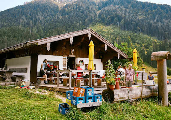 Die Terrasse Der Dandlalm lädt zum Verweilen ein