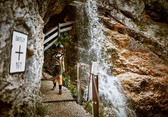 Durch den Wasserfall wird das Bike getragen.